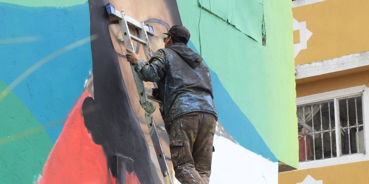 Grafitero pintando un mural