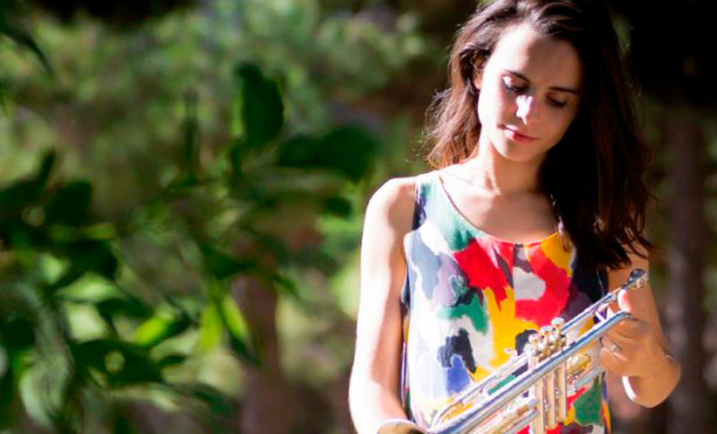mujer con un instrumento en la mano