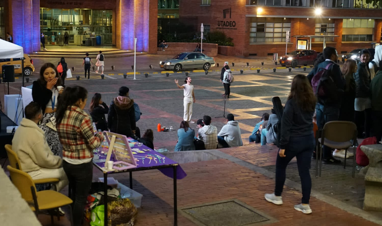 Jóvenes reunidos en la plaza de la Universidad Jorge Tadeo Lozano