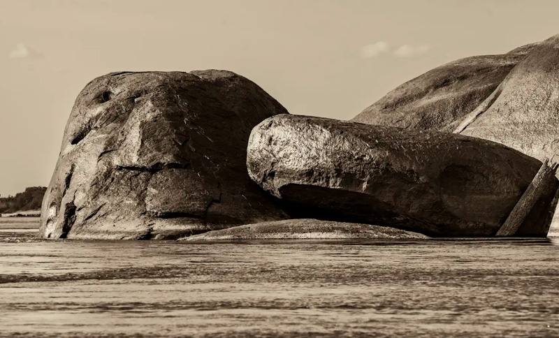 Exposición fotográfica 'Línea de agua (aguas bajas)  -  imagen de unas montañas en el mar       
