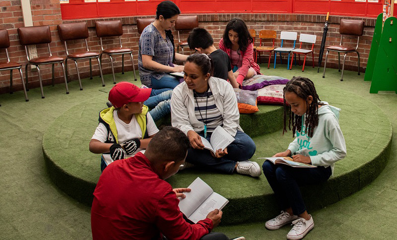 grupo de personas leyendo en un espacio de lectura