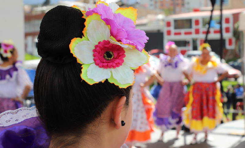 Mujer con una  flor en el cabello