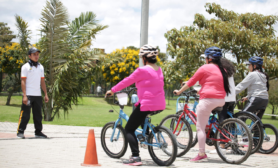 personas montando bicicleta al aire libre