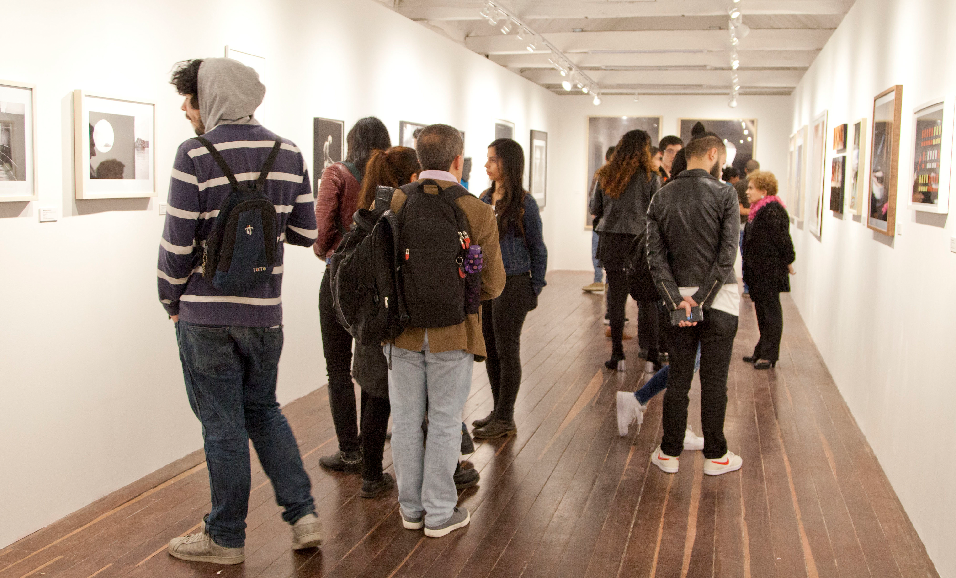 personas en una galería de arte