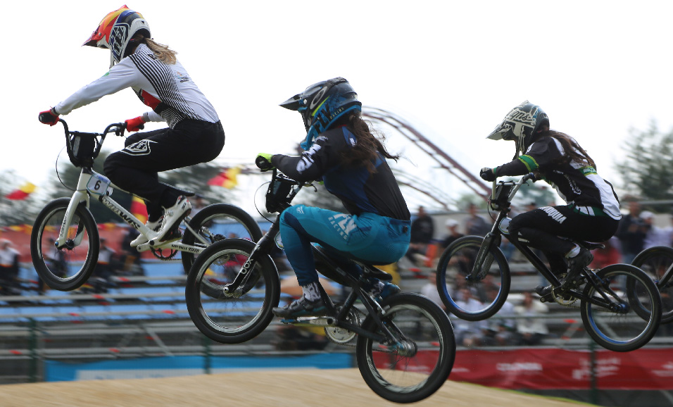 mujeres en competencia bmx