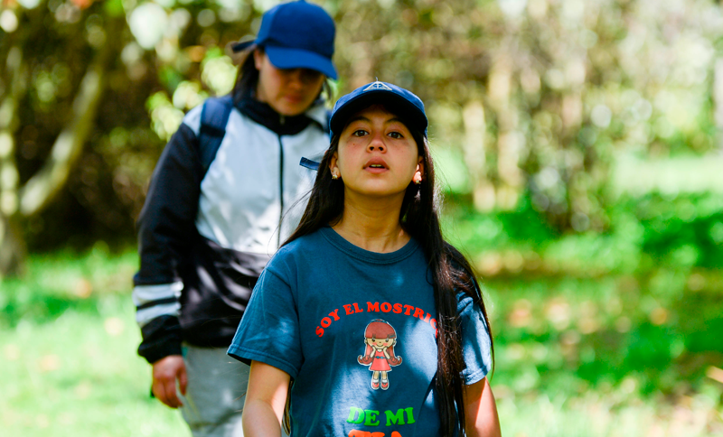 Niña realizando una caminata al aire libre. IDRD,  Humedal El Tunjo 
