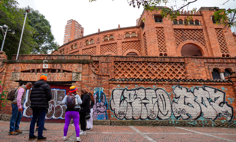 Personas caminando por la Plaza Santamaría