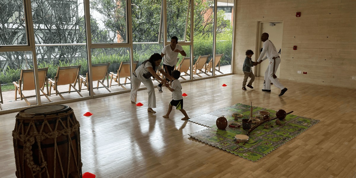 Niños haniendo Capoeira.