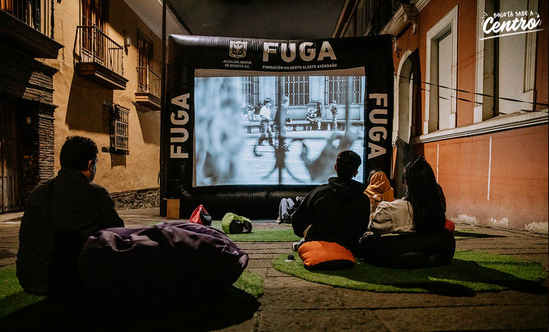 Personas viendo una película al aire libre