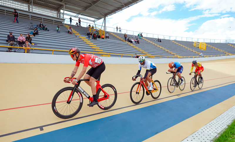 Ciclistas en la Copa Nacional de Ciclismo de pista