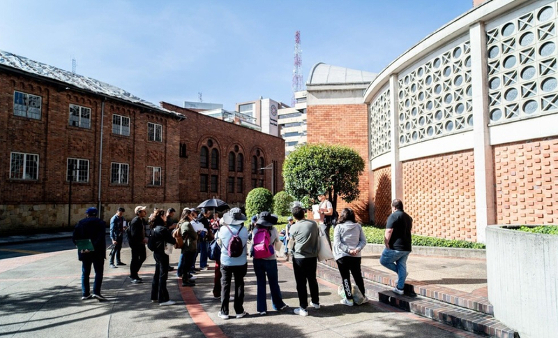 foto de personas mirando sitios de patrimonio