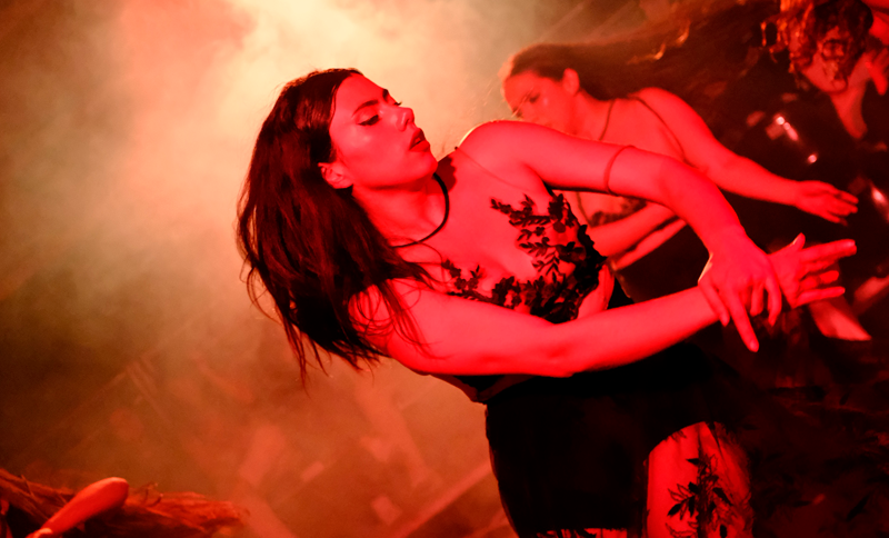 Mujer danzando