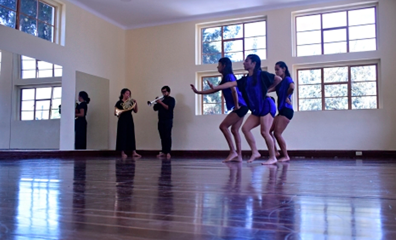 Mujeres danzando
