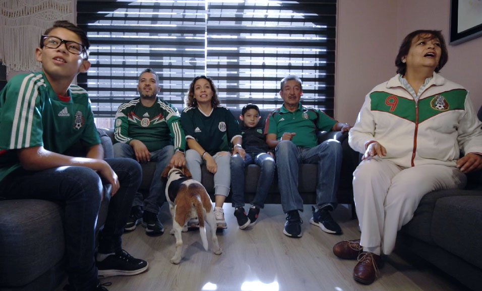 personas reunidas en una sala de una casa
