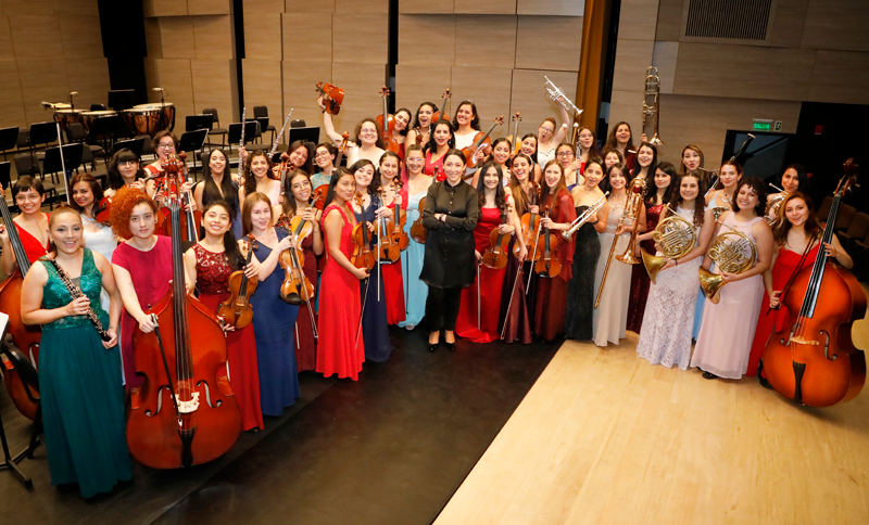 Orquesta Filarmónica de Mujeres en un Escenario 