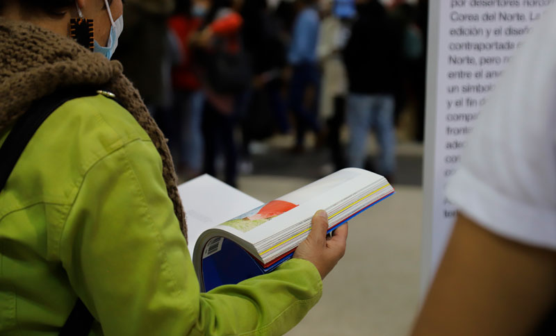 mujer leyendo en la FILBo