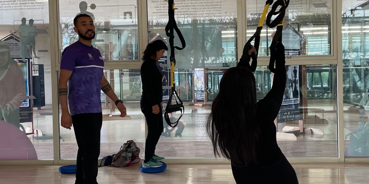 Personas ejercitándose en el gimnasio.