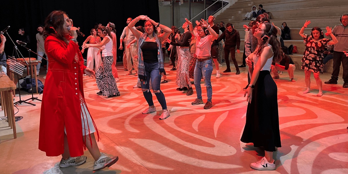 Personas bailando.