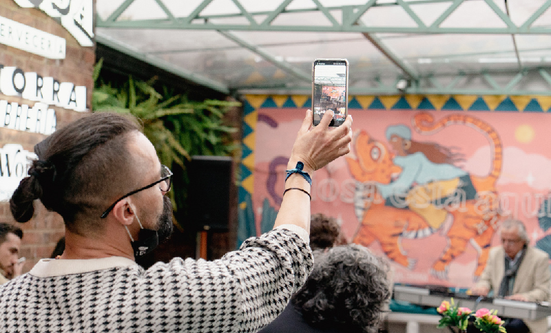 Hombre tomando una fotografía