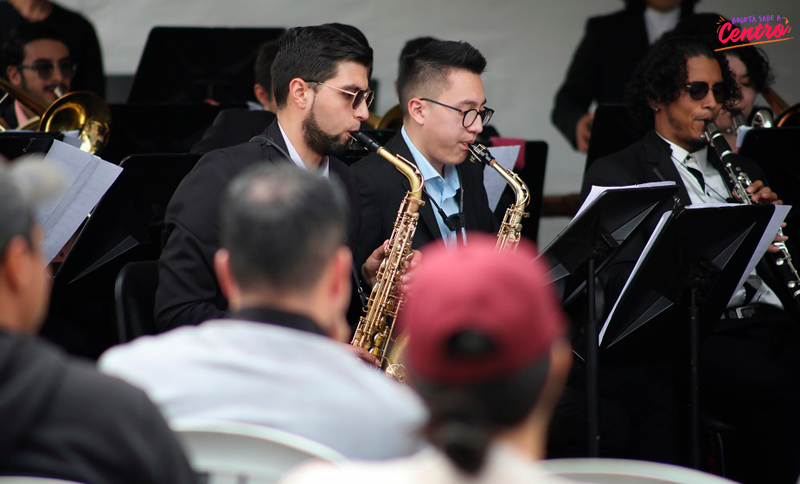 Jóvenes Solistas de la Banda Filarmónica Juvenil tocando instrumentos 
