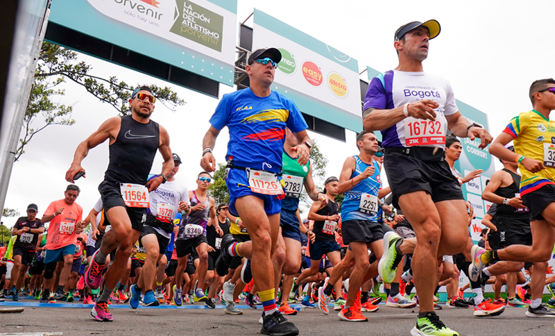 Personas corriendo la Media Maratón de Bogotá 