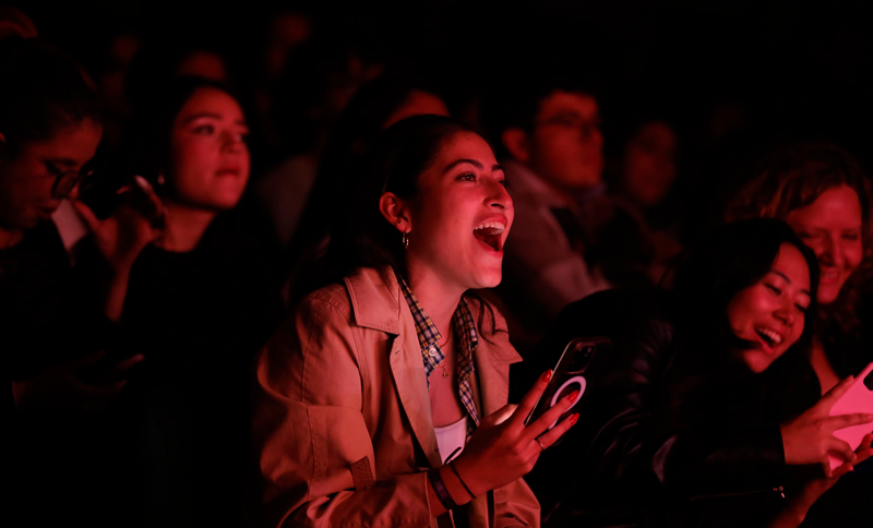Grupo de personas en un concierto en El Muelle de la FUGA