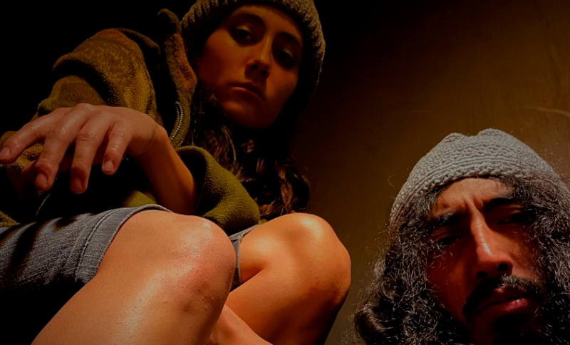 dos personas actuando en obra Muertos de Hambre     