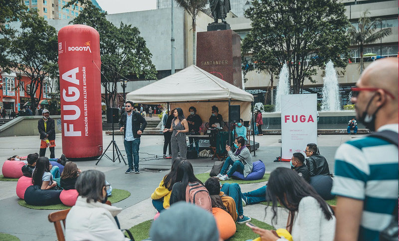Presentación musical en un escenario abierto
