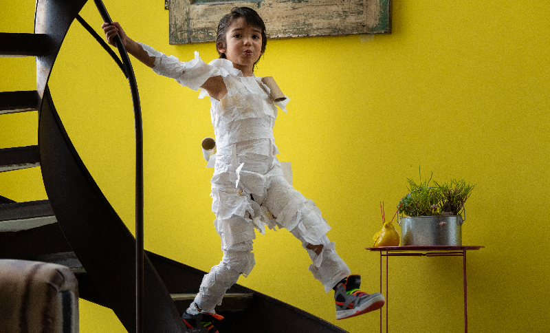 niño en escaleras