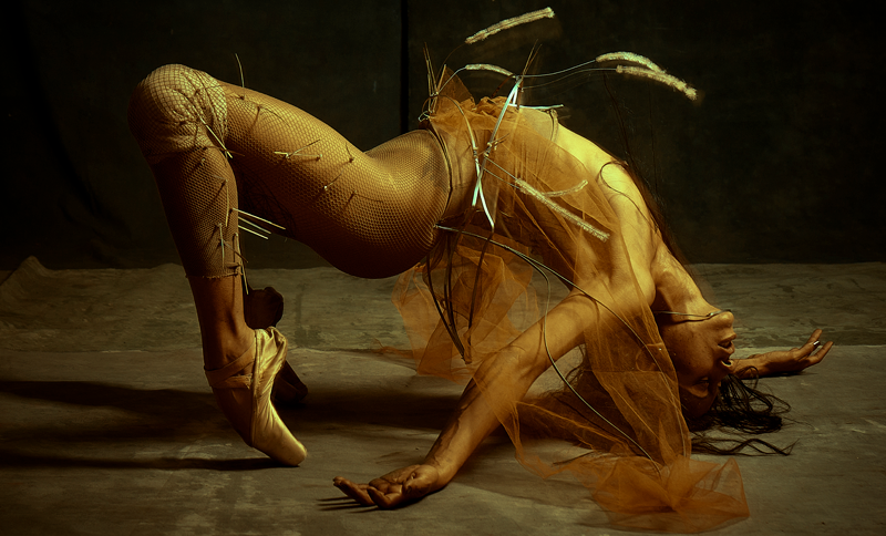 Artista danzando en un escenario 