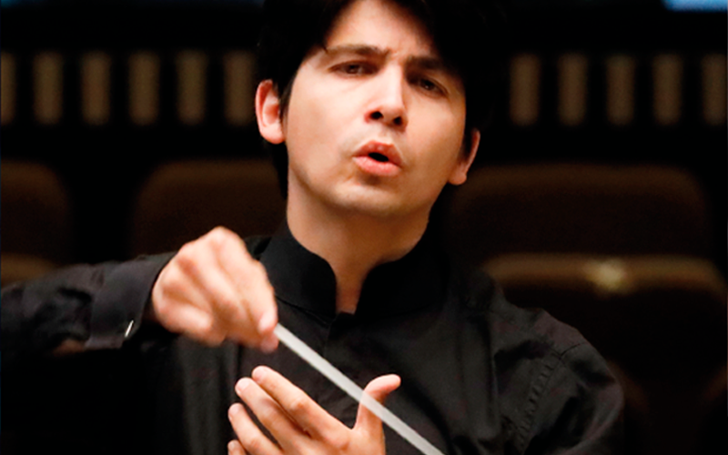 jóven dirigiendo una orquesta