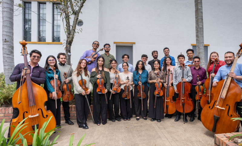 gente joven con instrumentos de música filarmonica