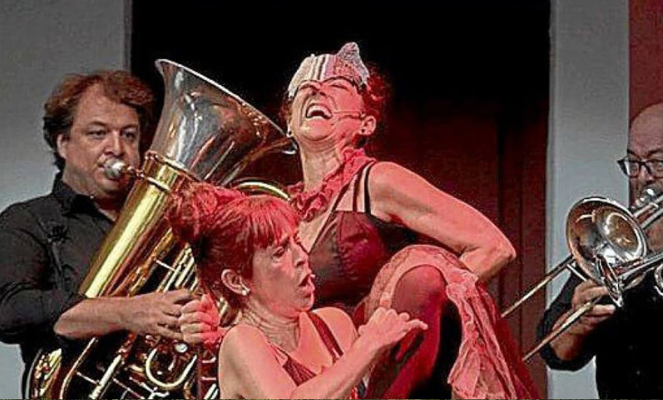 dos mujeres actuando