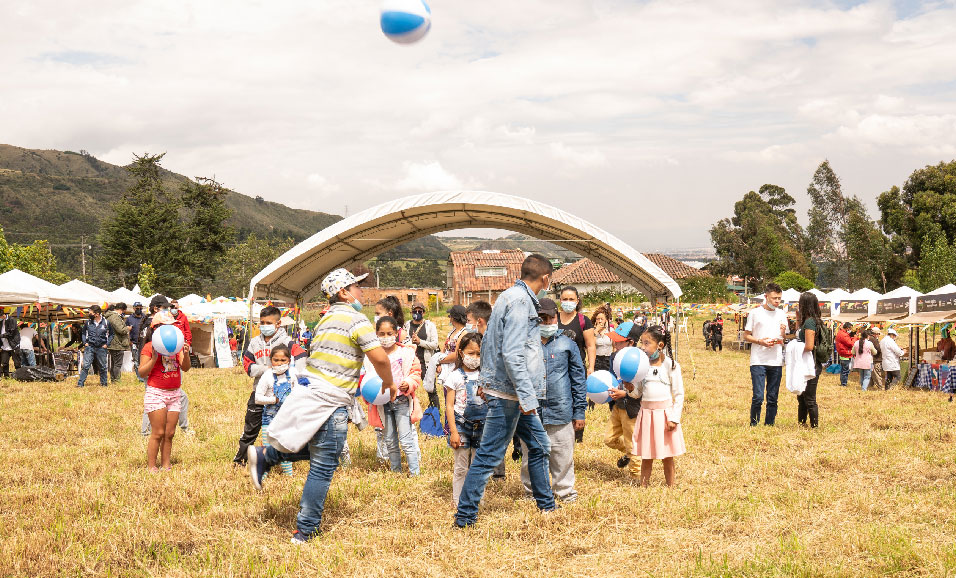 personas al aire libre  jugando 