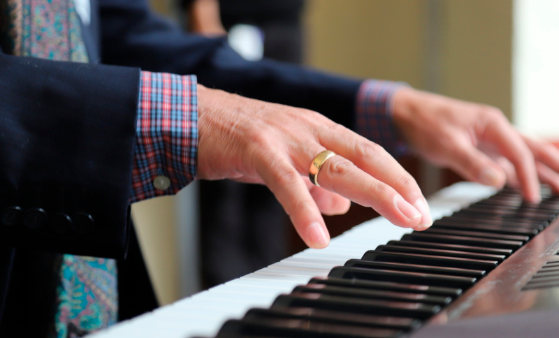 Manos tocando un piano
