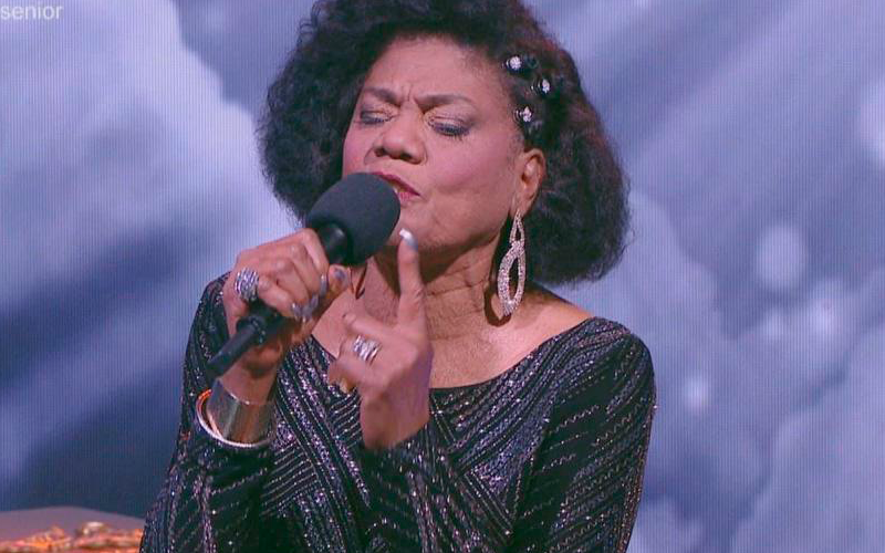 Mujer cantante en un escenario 