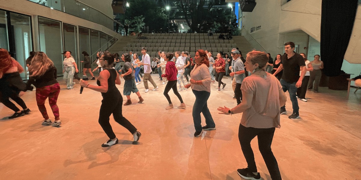 Personas bailando.