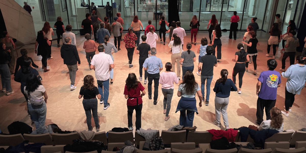 Personas bailando.