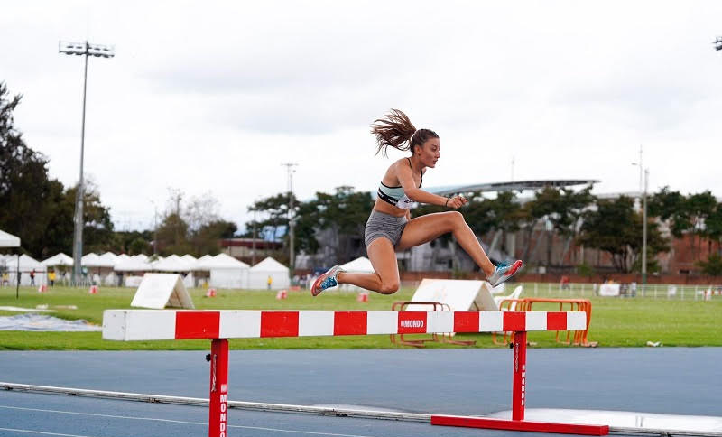 Mujer deportista realizando salto alto