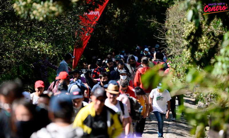 Personas subiendo el sendero a Monserrate