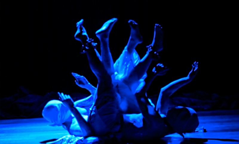 Artistas danzando en un ecenario- Fundación de títetes y teatro libélula dorada