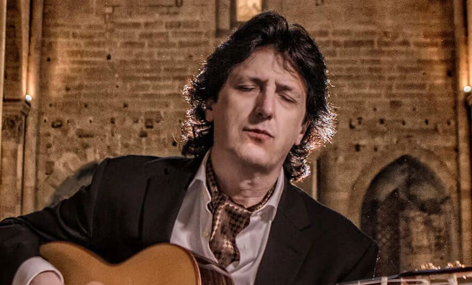 foto de Manuel Cañizares tocando una guitarra