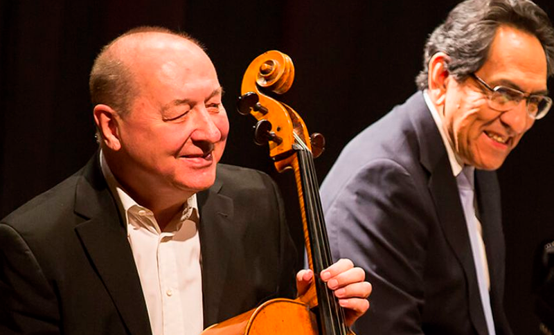 Dos músicos en un escenario 