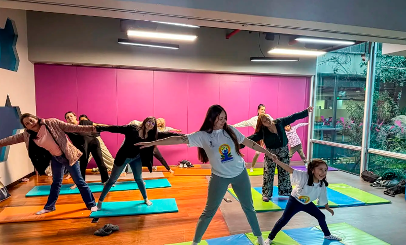 Cometas, arte y yoga en familia