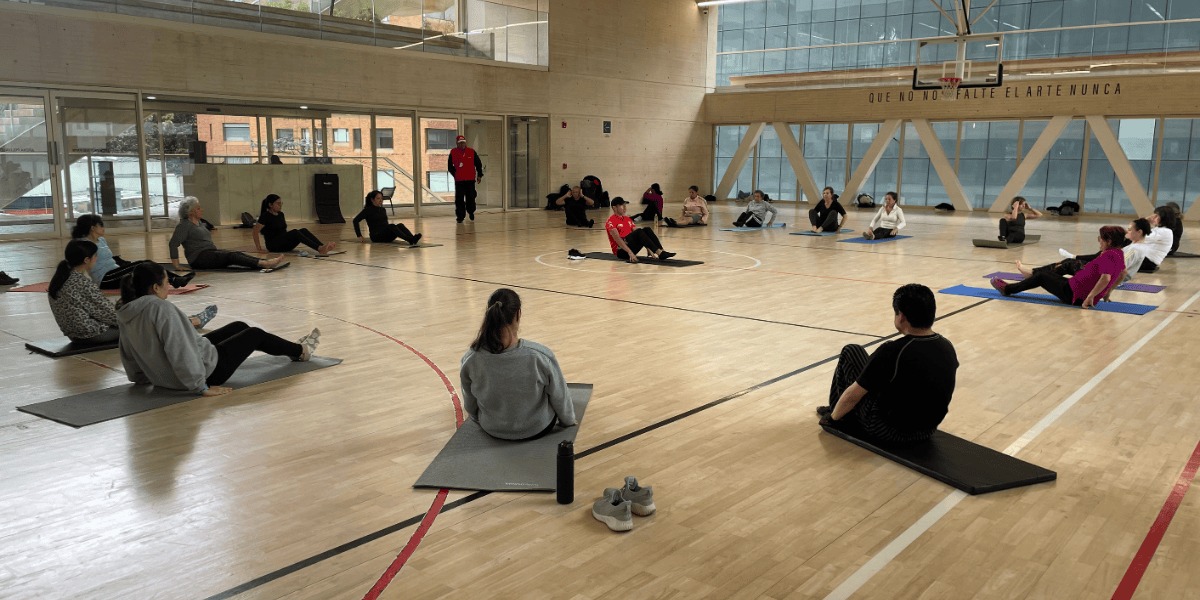 Personas en clase de Yoga.