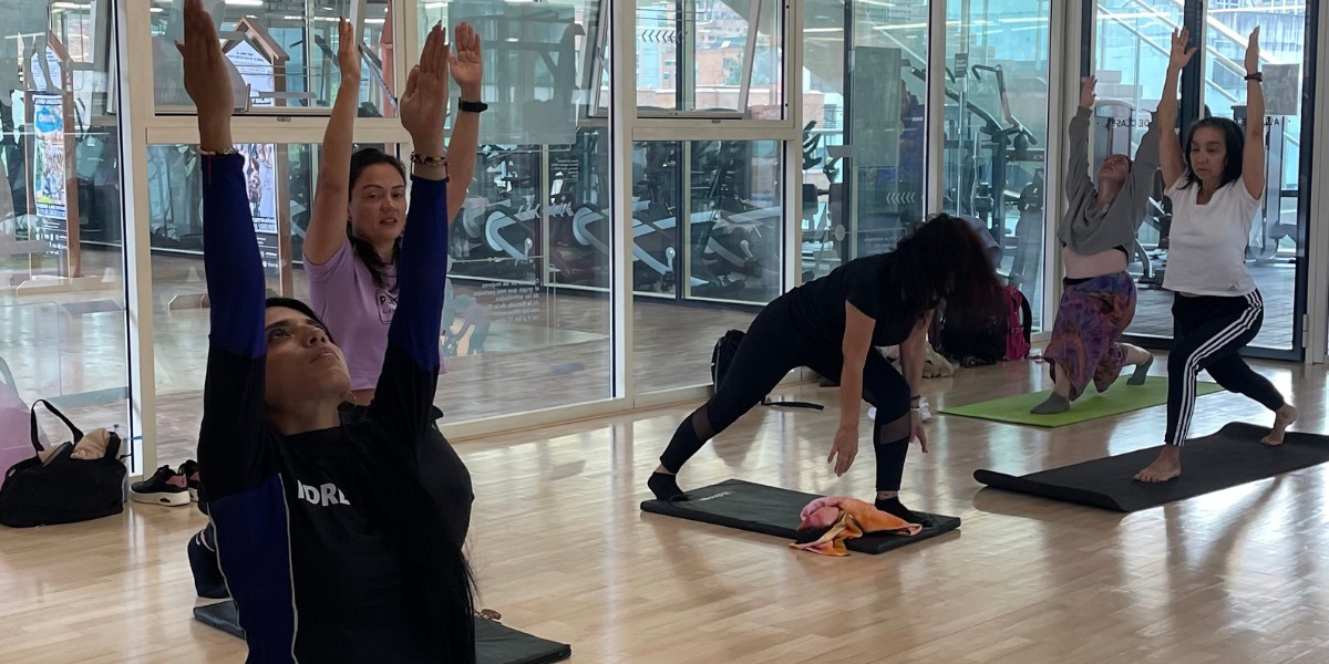 Personas tomando clase de yoga.