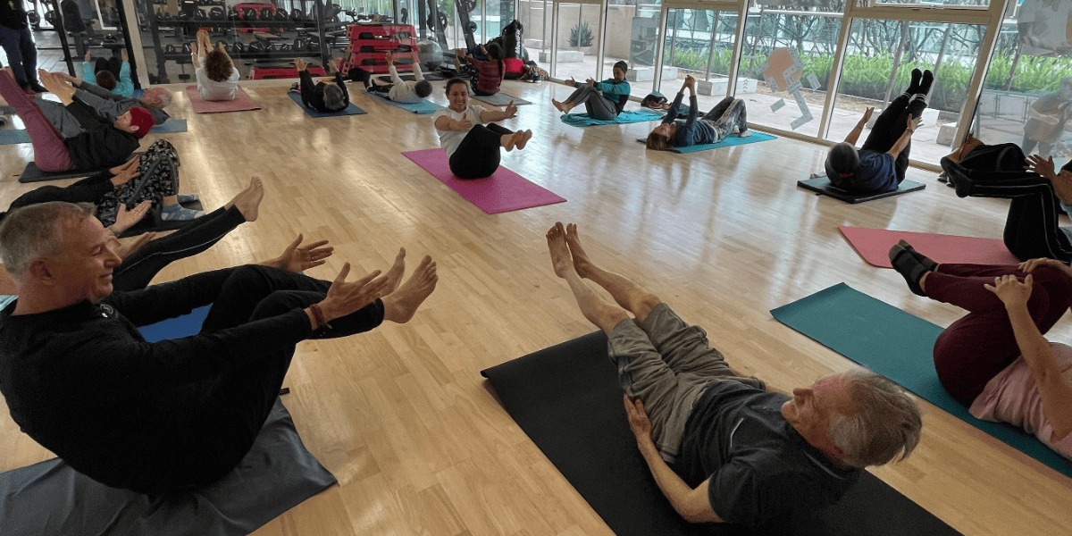 Personas haciendo yoga