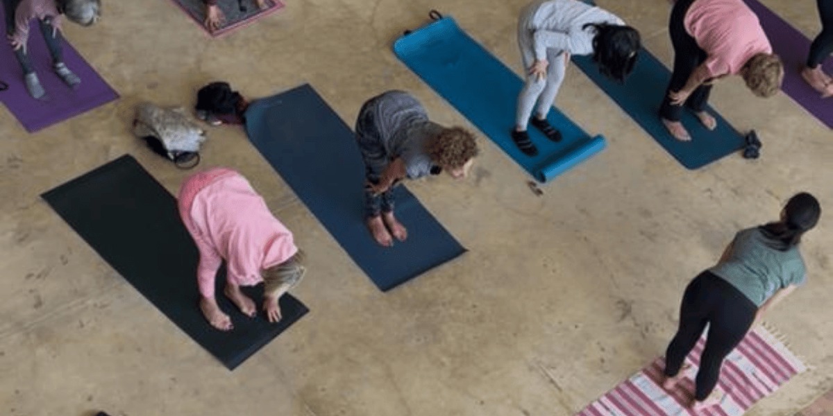 Personas haciendo yoga