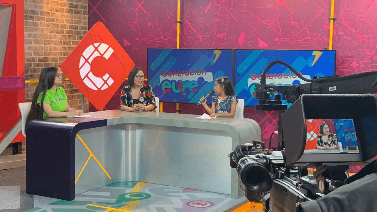 niños en estudio de tv de canal capital