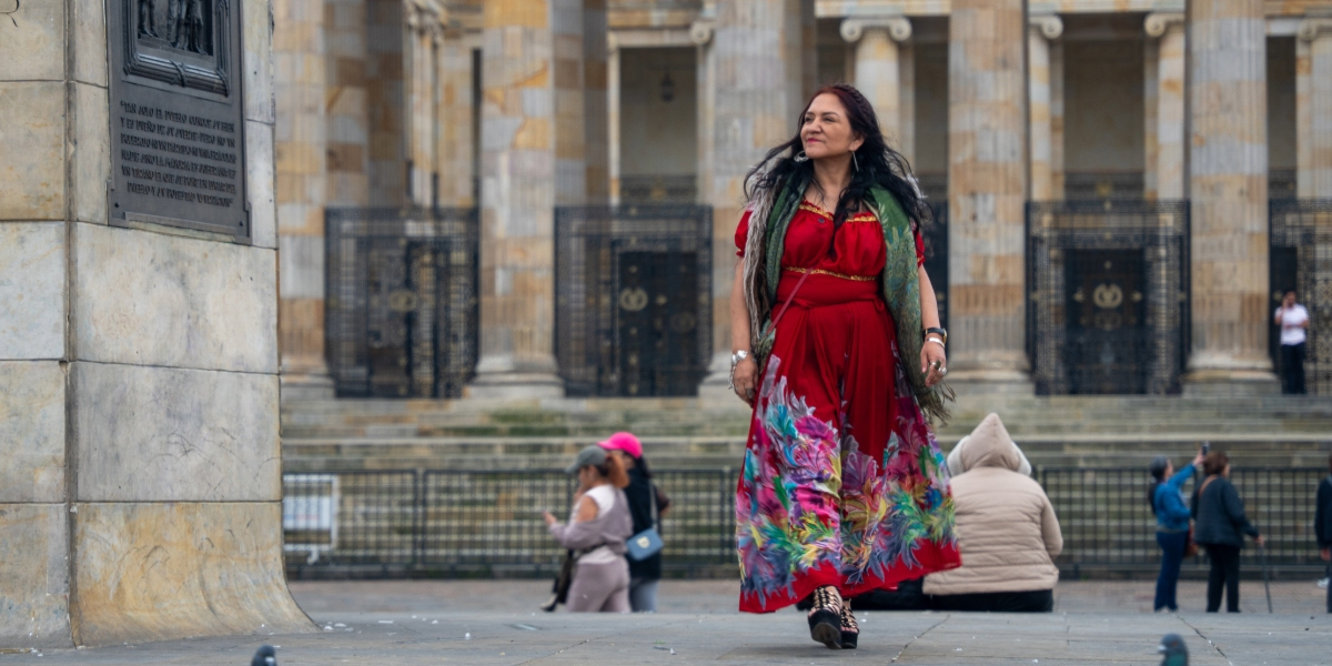 Ana Dalila caminando en la Plaza.